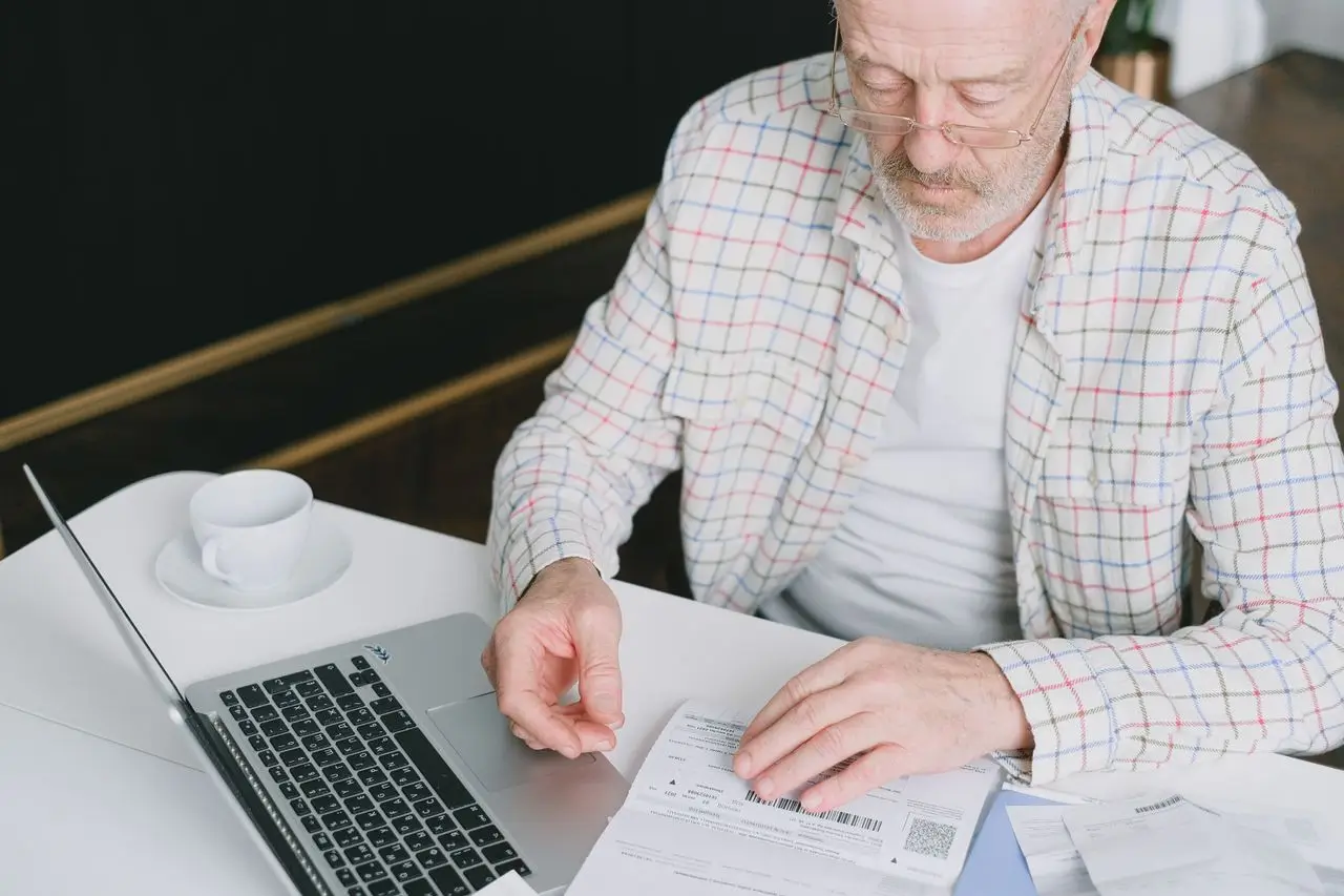 A person searching for lost superannuation online through myGov and the ATO